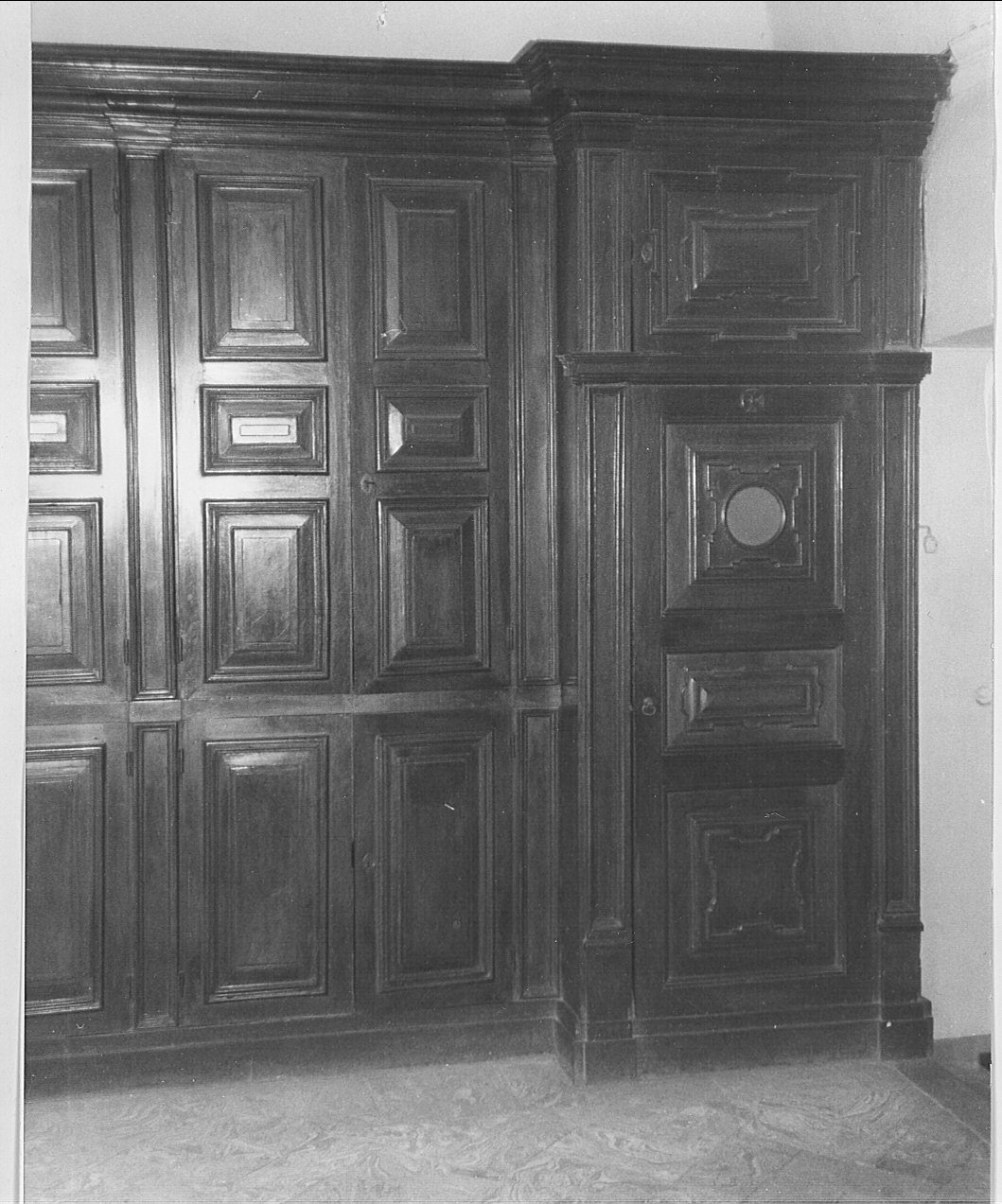 armadio, opera isolata - bottega lombarda (metà sec. XVIII)