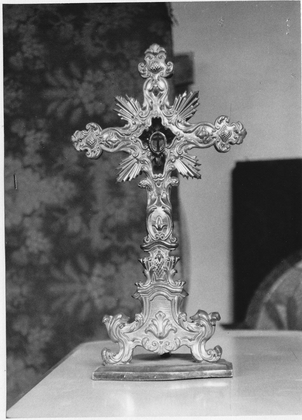 reliquiario - a croce, opera isolata - bottega lombarda (prima metà sec. XVIII)