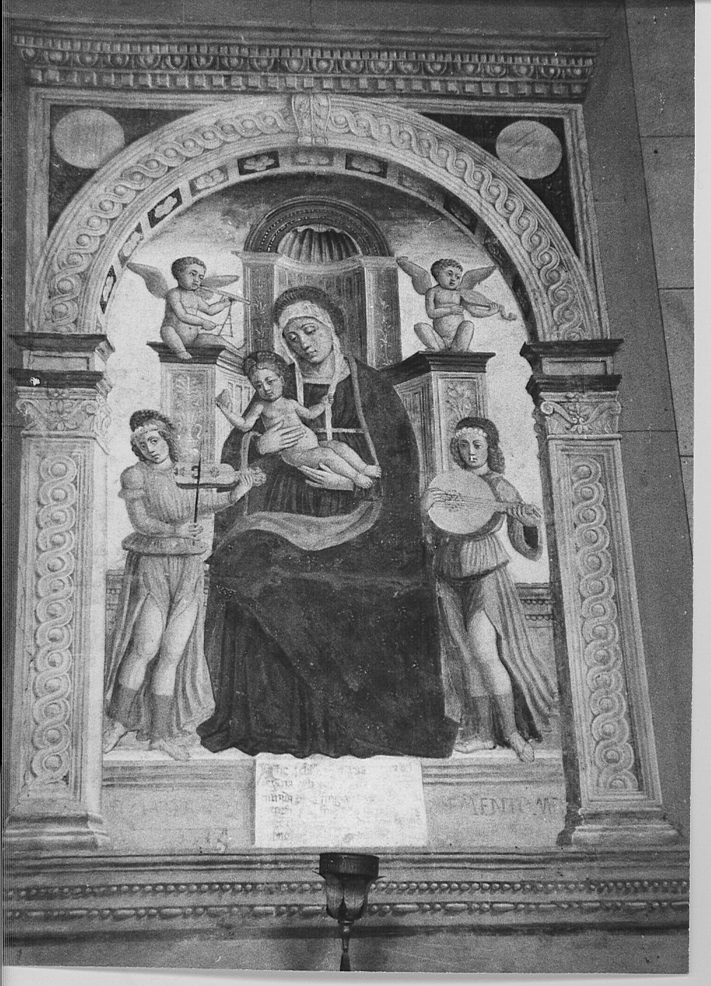 Madonna col Bambino in trono fra angeli musicanti (dipinto murale, opera isolata) - ambito lombardo (sec. XV)