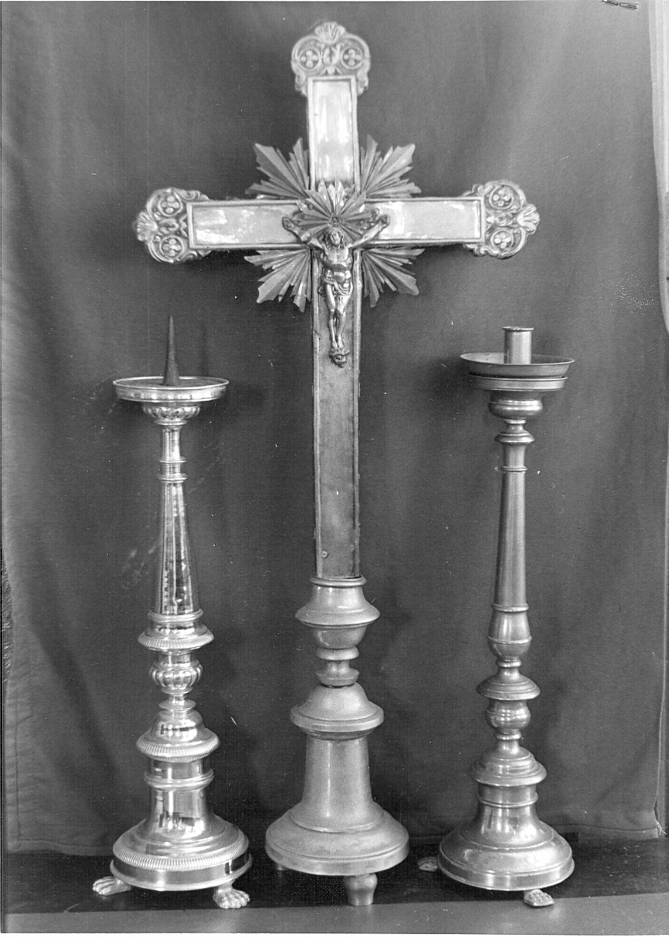 Servizio d'altare: serie di 6+6 candelieri con crocifisso (servizio d'altare) - bottega lombarda (sec. XIX)