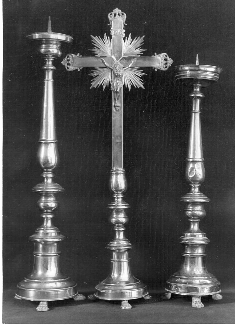 Servizio d'altare: 1 croce, 6 candelieri alti e 2 bassi (servizio d'altare) - bottega lombarda (sec. XIX)