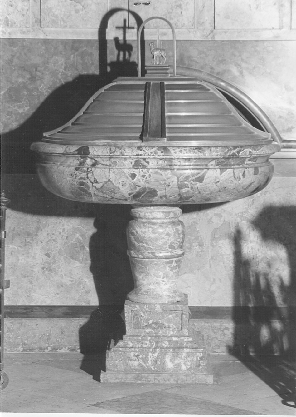 vasca battesimale - bottega lombarda (seconda metà sec. XVI)