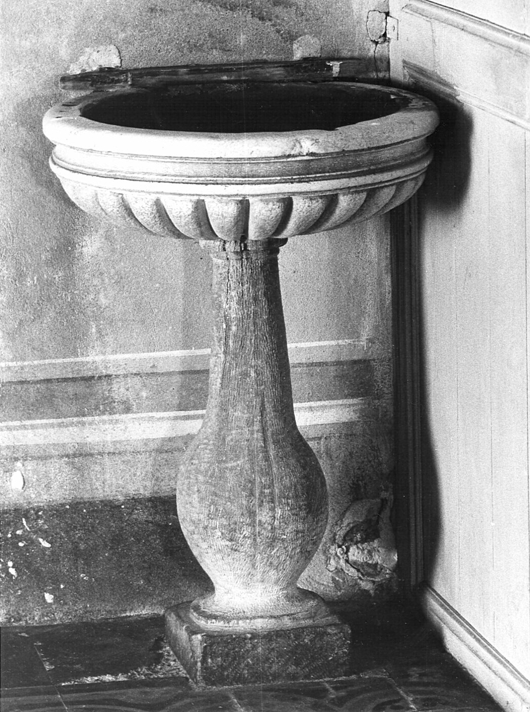 acquasantiera - a fusto - bottega lombarda (secc. XVII/ XVIII)