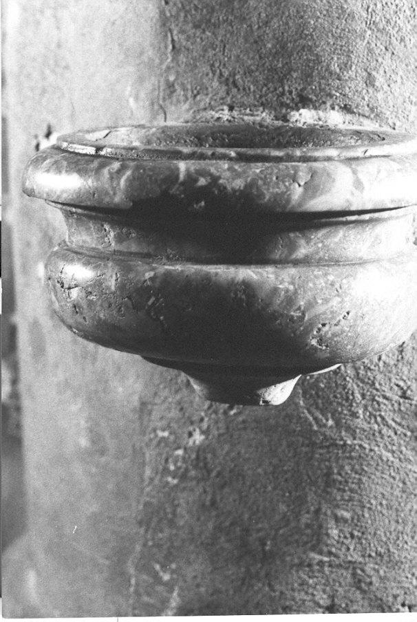 acquasantiera - da parete, coppia - ambito lombardo (sec. XVII)