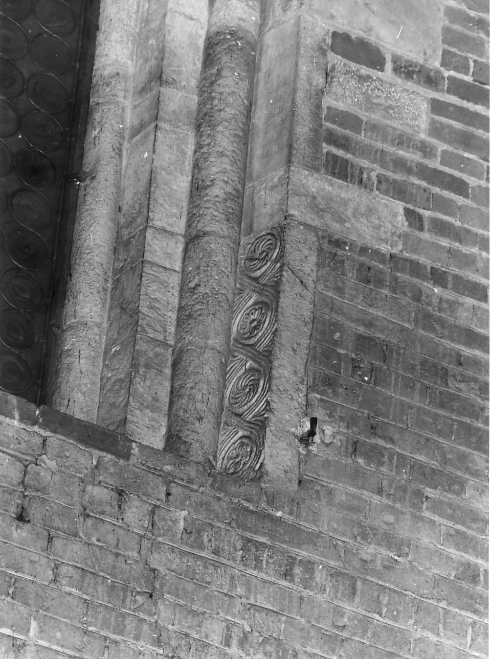 pilastrino, frammento - bottega lombarda (sec. VIII)