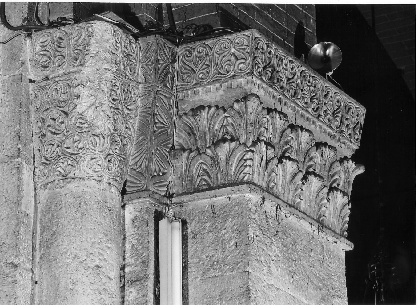 capitello di pilastro, opera isolata - bottega lombarda (fine sec. XI)