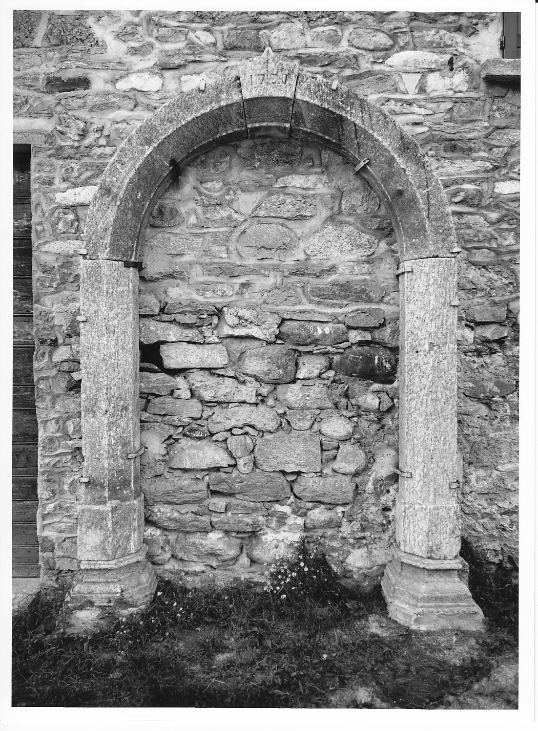 portale - ad arco, opera isolata - bottega valtellinese (sec. XVIII)