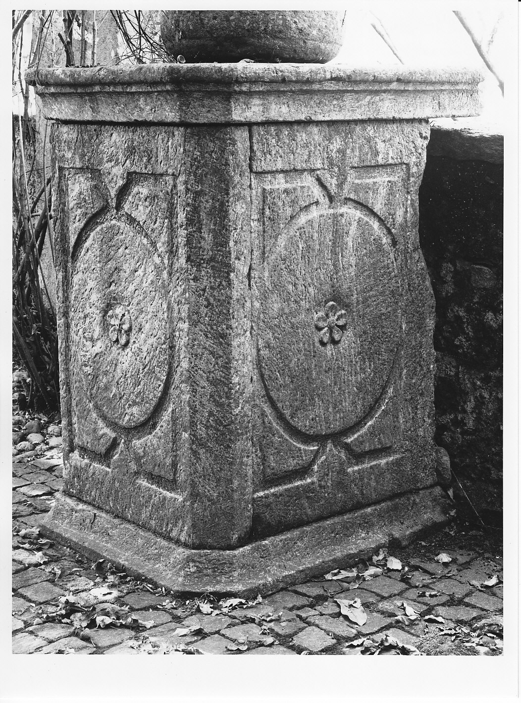 basamento, opera isolata - bottega valtellinese (secc. XVI/ XVIII)