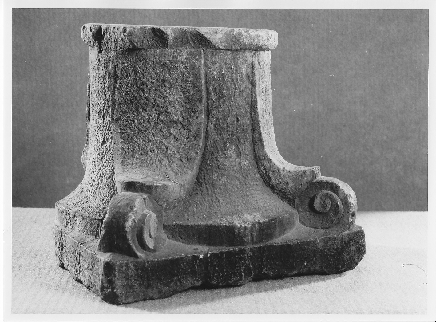 capitello, opera isolata - bottega valtellinese (sec. XIV)