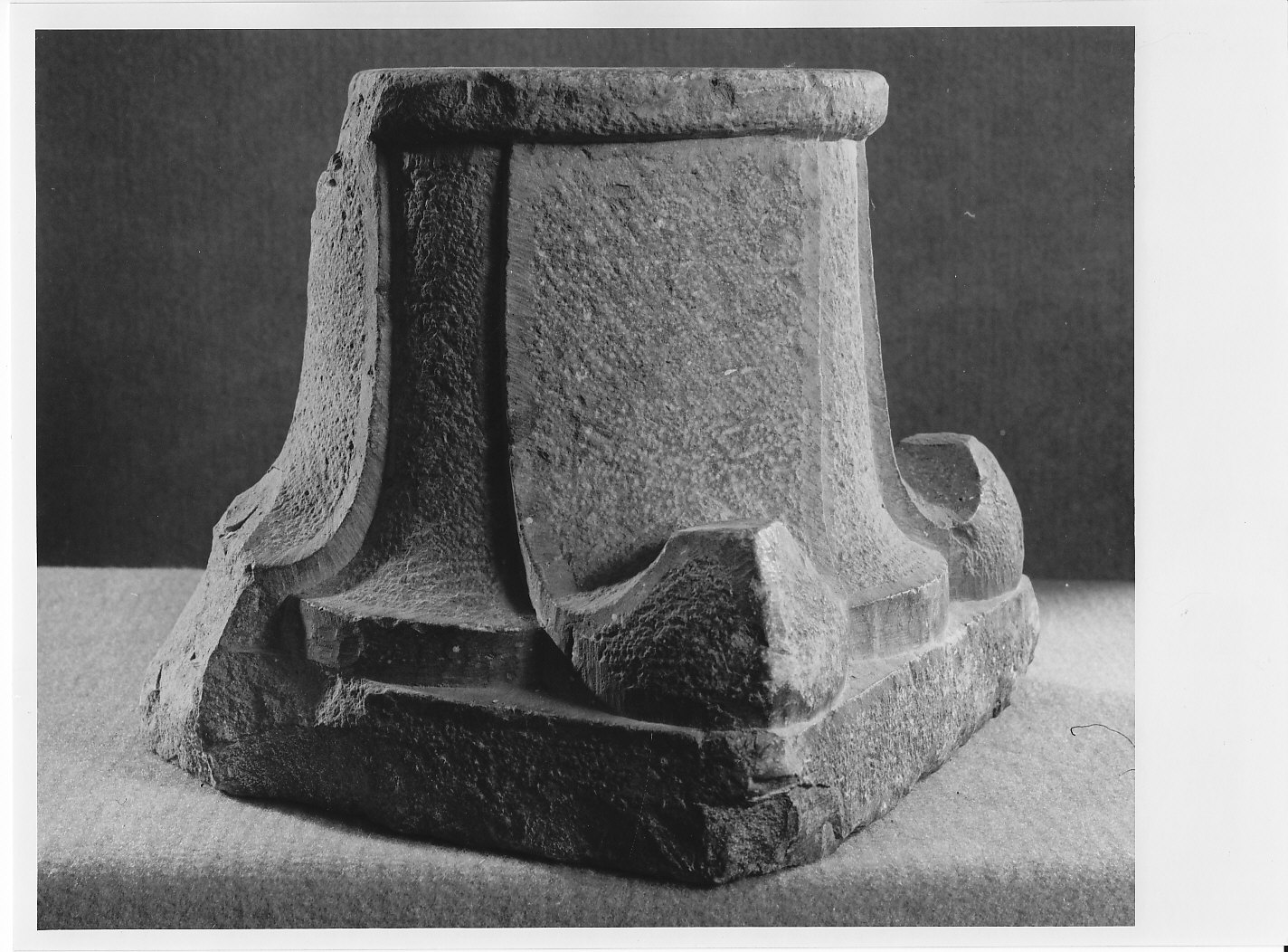 capitello, opera isolata - bottega valtellinese (sec. XIV)