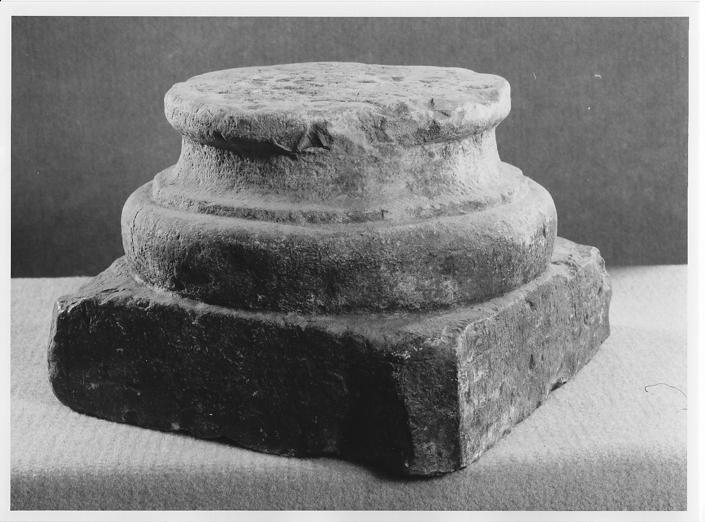 base di colonna, opera isolata - bottega valtellinese (sec. XIV)