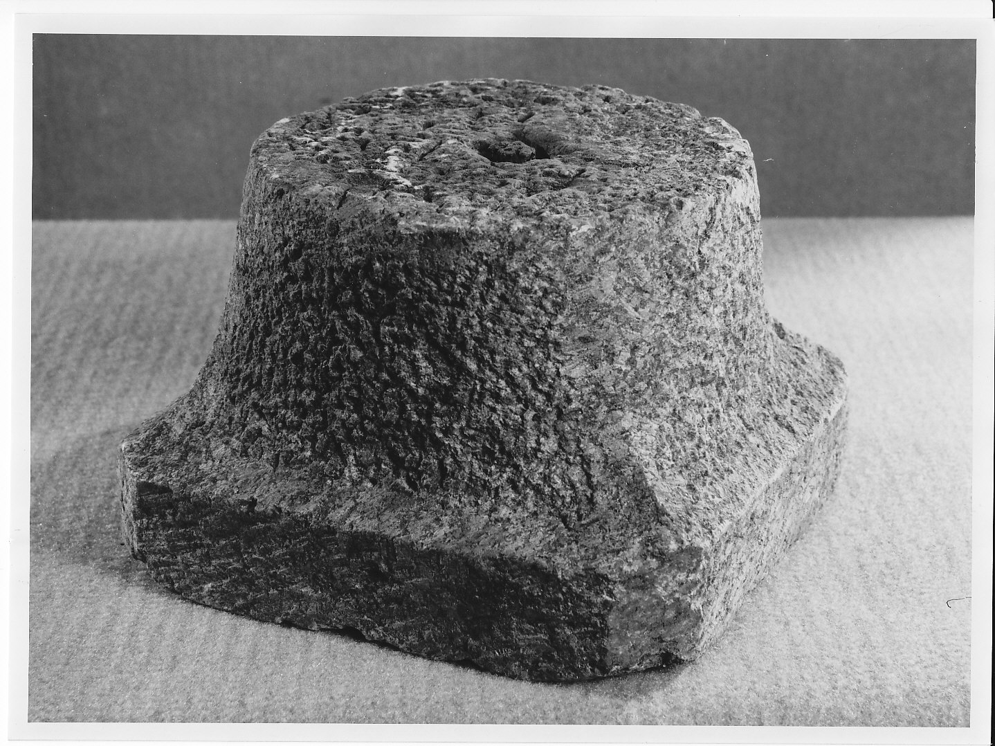 base di colonna, opera isolata - bottega valtellinese (sec. XVIII)