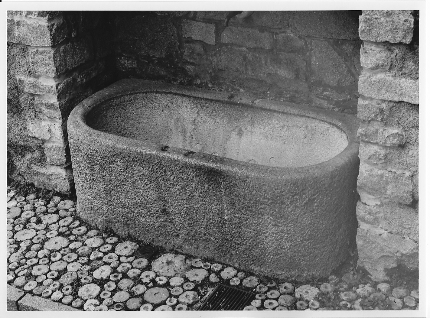 vasca di fontana, opera isolata - bottega valtellinese (sec. XIX)