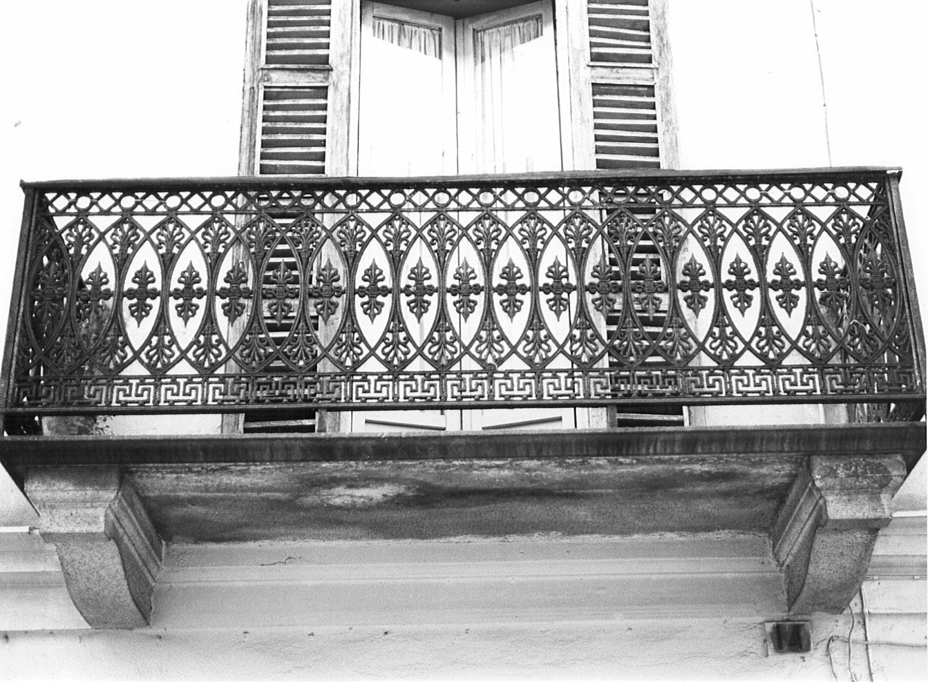 ringhiera di balcone, coppia - bottega pavese (seconda metà sec. XIX)