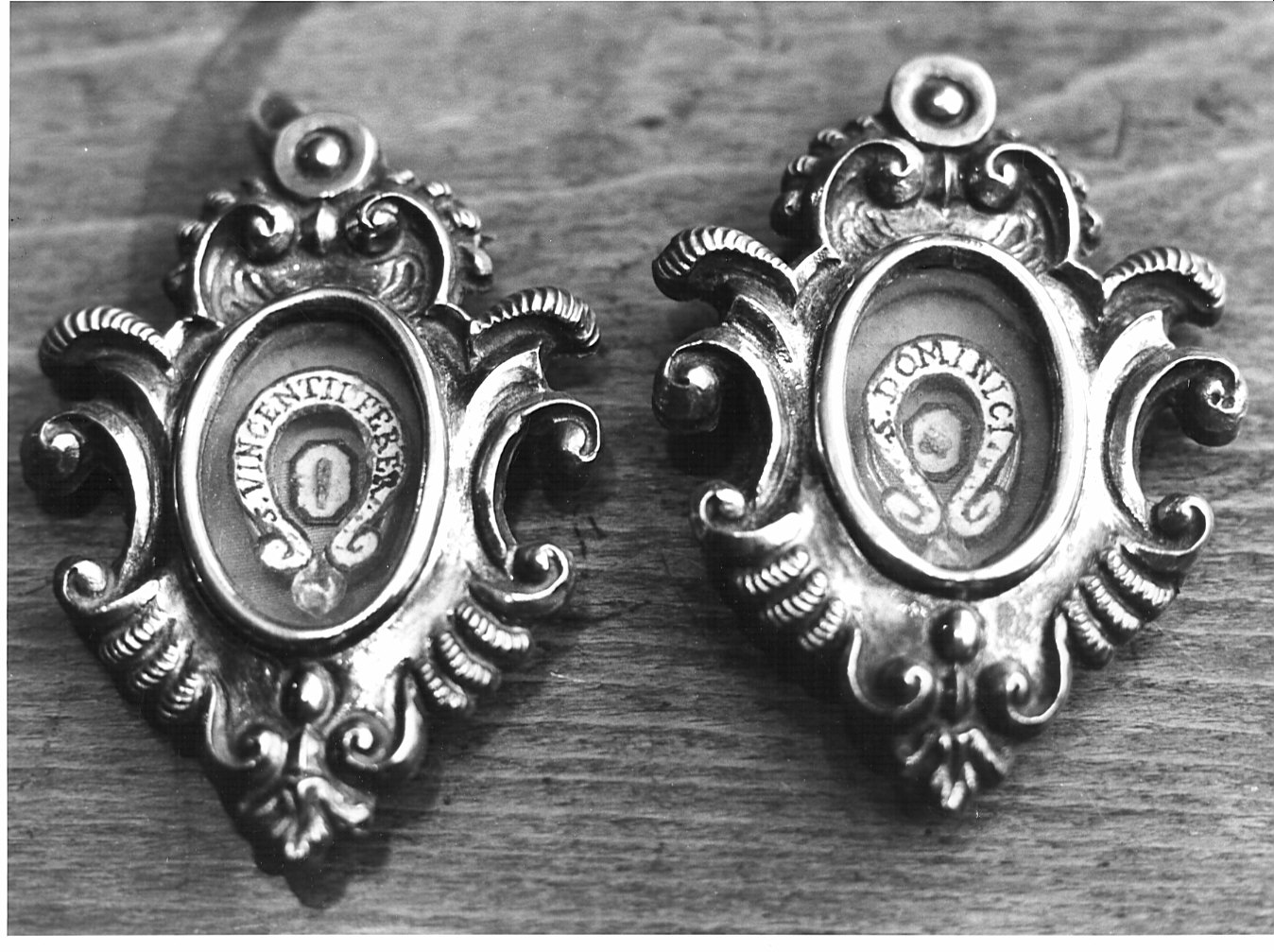 reliquiario - a medaglione, coppia - bottega lombarda (sec. XVIII)