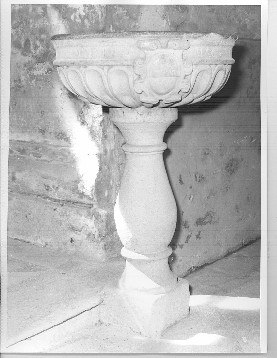 acquasantiera - bottega lombarda (sec. XVI)