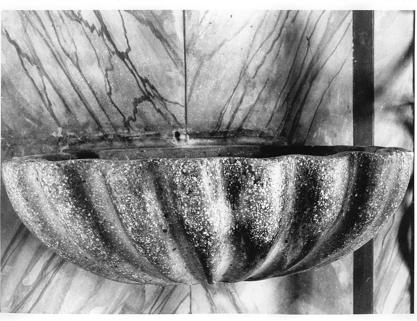 acquasantiera - a conchiglia, serie - bottega italiana (inizio sec. XIX)