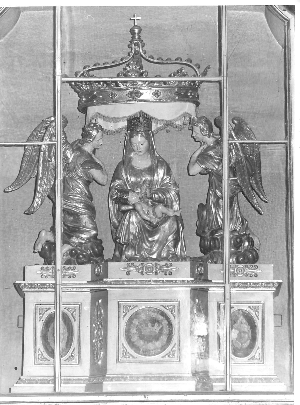 Madonna con Bambino e angeli (gruppo scultoreo, opera isolata) - bottega lombarda (sec. XVIII)