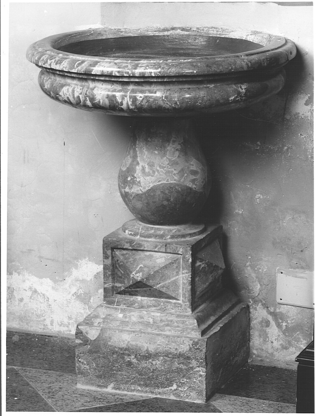 acquasantiera - a fusto, opera isolata - bottega lombarda (sec. XVII)