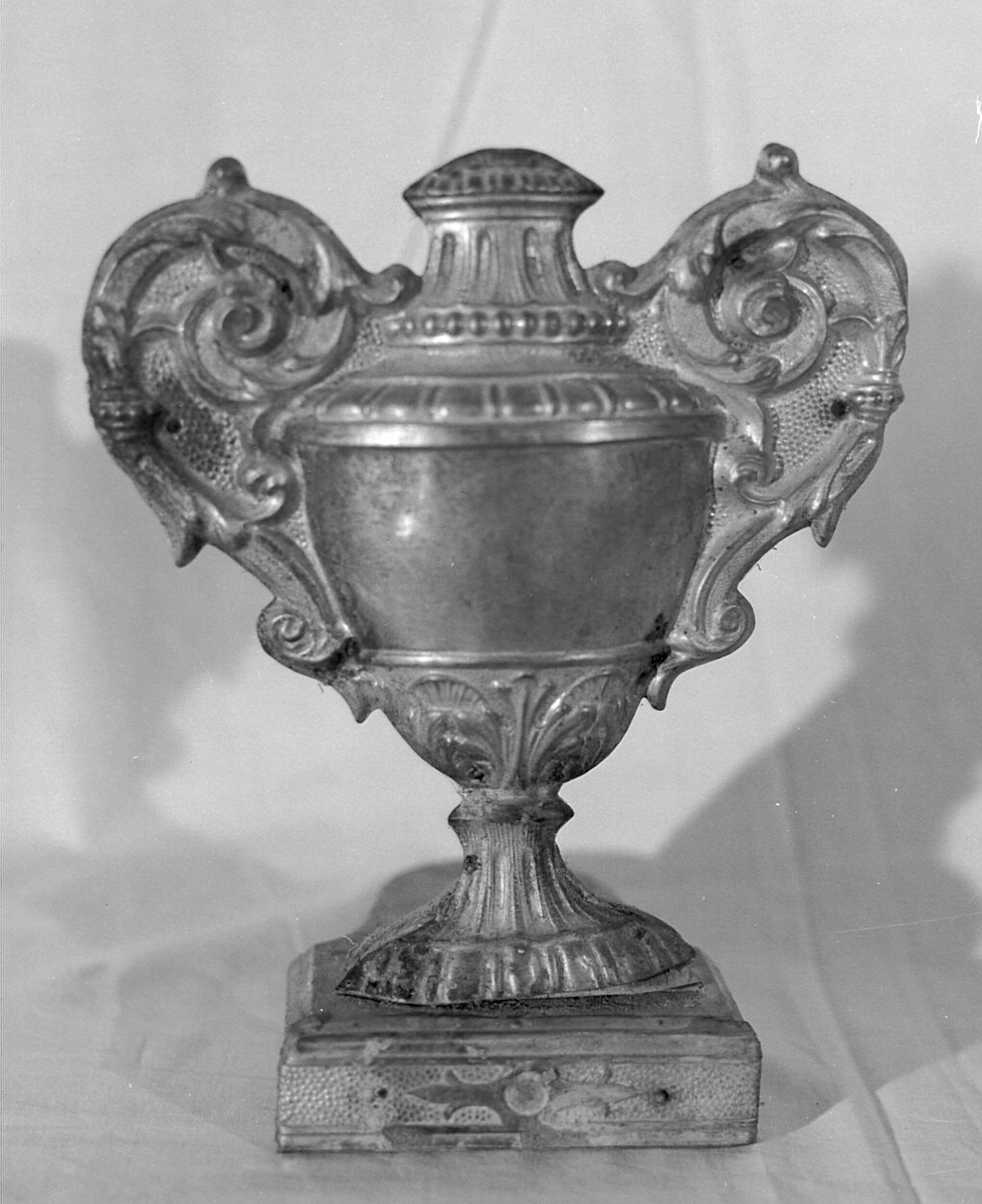 vaso d'altare con composizione floreale, serie - bottega pavese (sec. XIX)