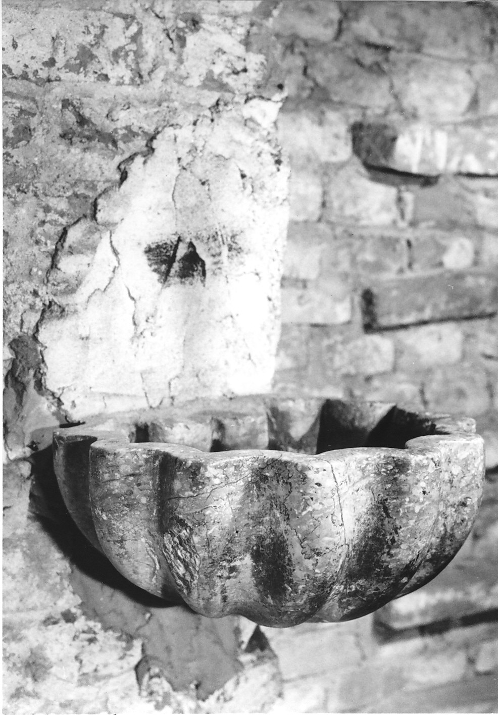 acquasantiera - a conchiglia, serie - bottega lombarda (sec. XVIII)