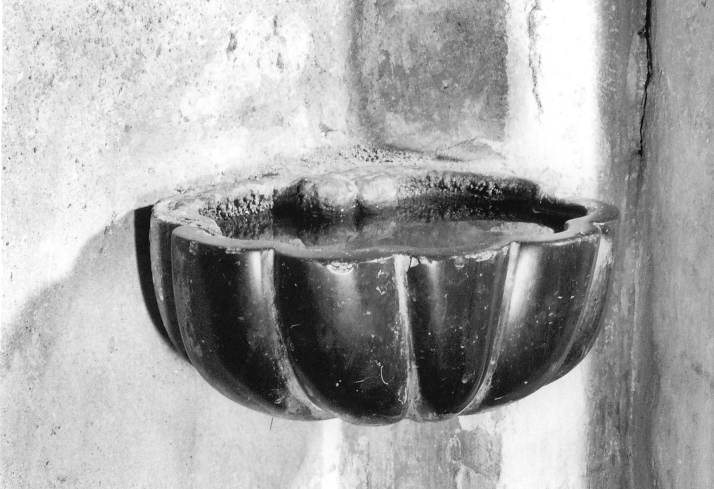 acquasantiera - a conchiglia, opera isolata - bottega italiana (sec. XVIII)