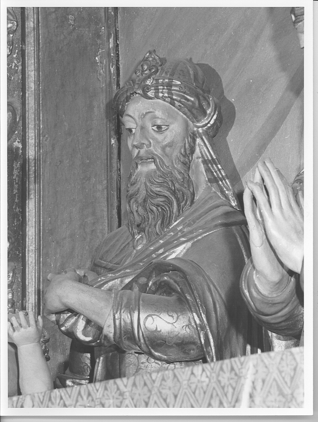 Sacerdote con i due officianti davanti all'altare (gruppo scultoreo, elemento d'insieme) di Prestinari Andrea (e aiuti) (sec. XVI)