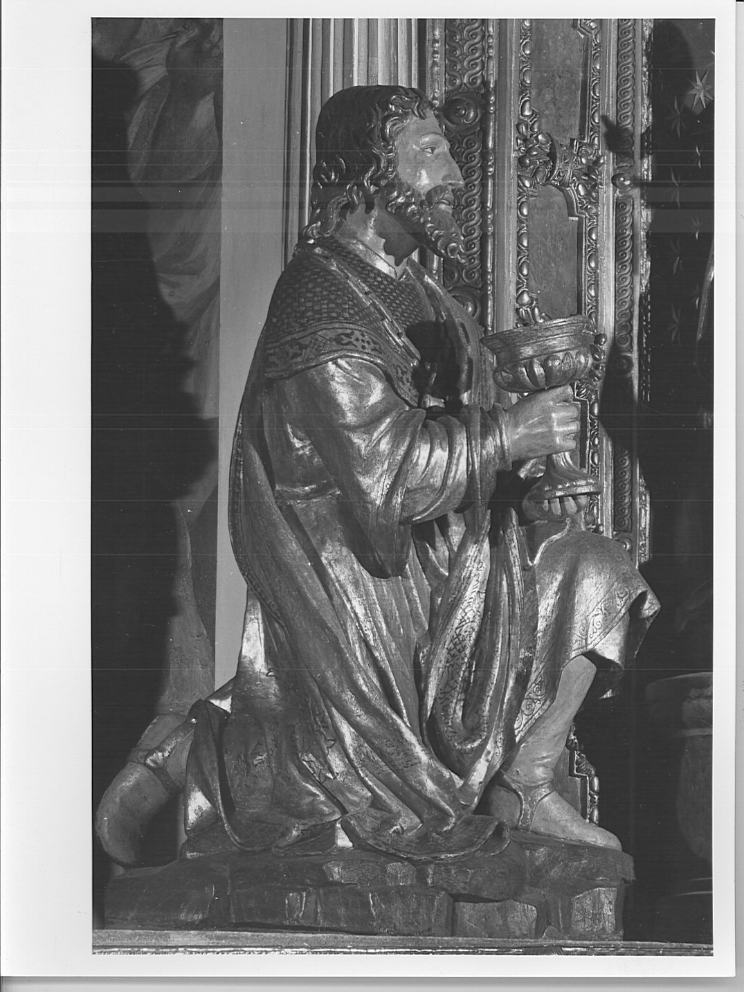 Re inginocchiato in atto d'offrire doni (statua, elemento d'insieme) - bottega lombarda (sec. XVI)