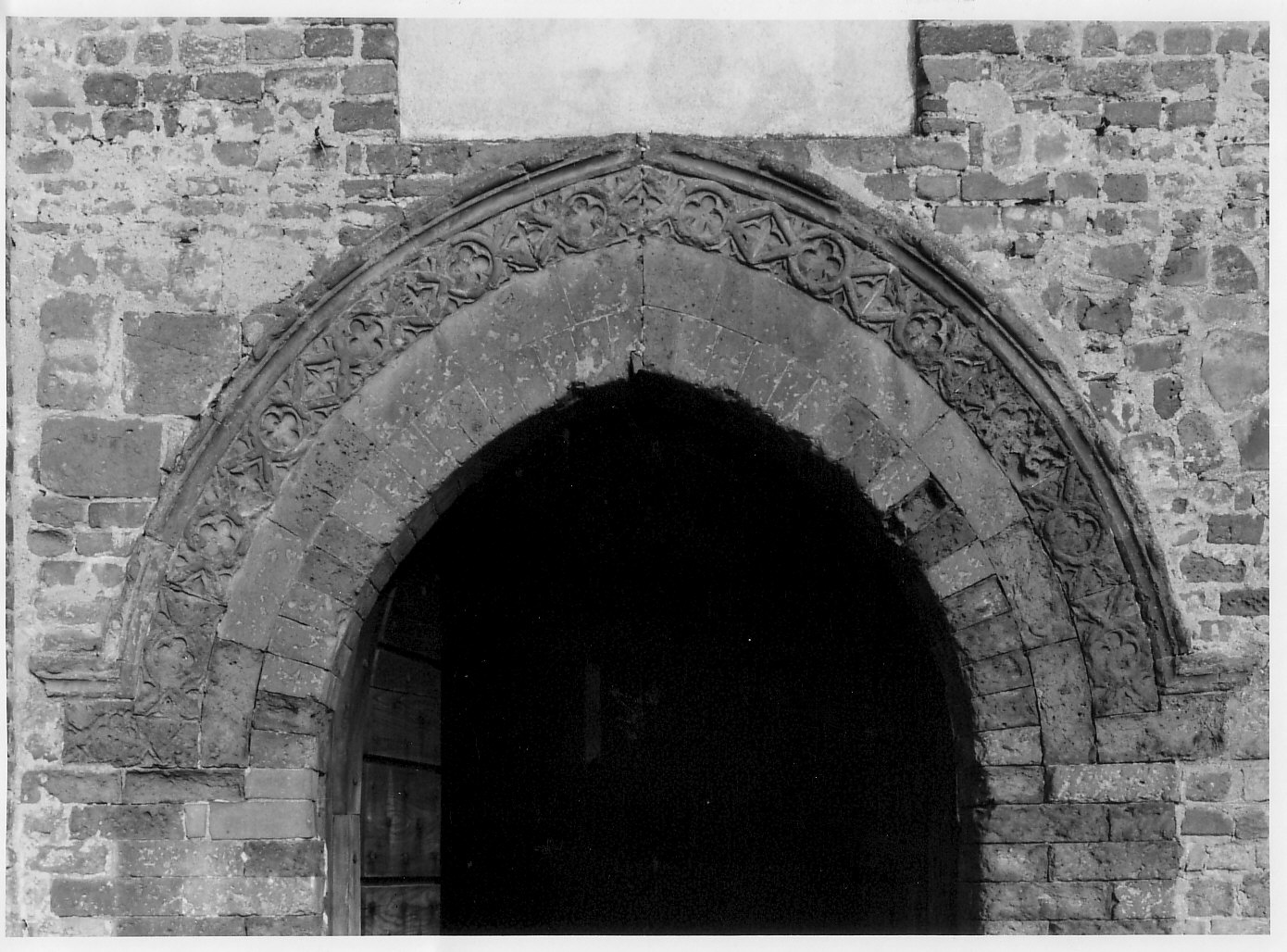 portale - a sesto acuto, opera isolata - bottega lombarda (sec. XIV)