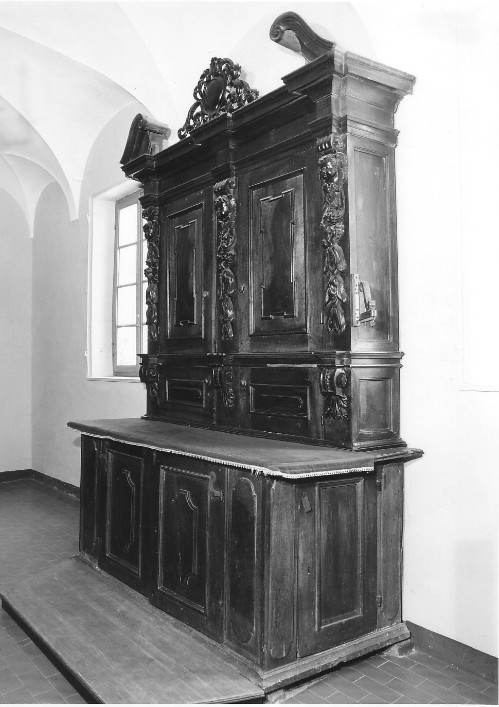 armadio da sacrestia, opera isolata - bottega lombarda (inizio sec. XVIII)