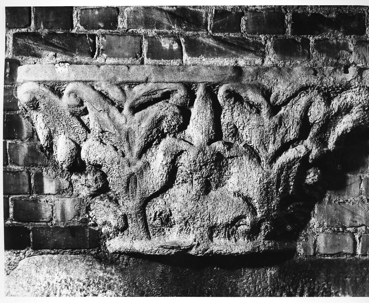 capitello, frammento - bottega lombarda (sec. XII)