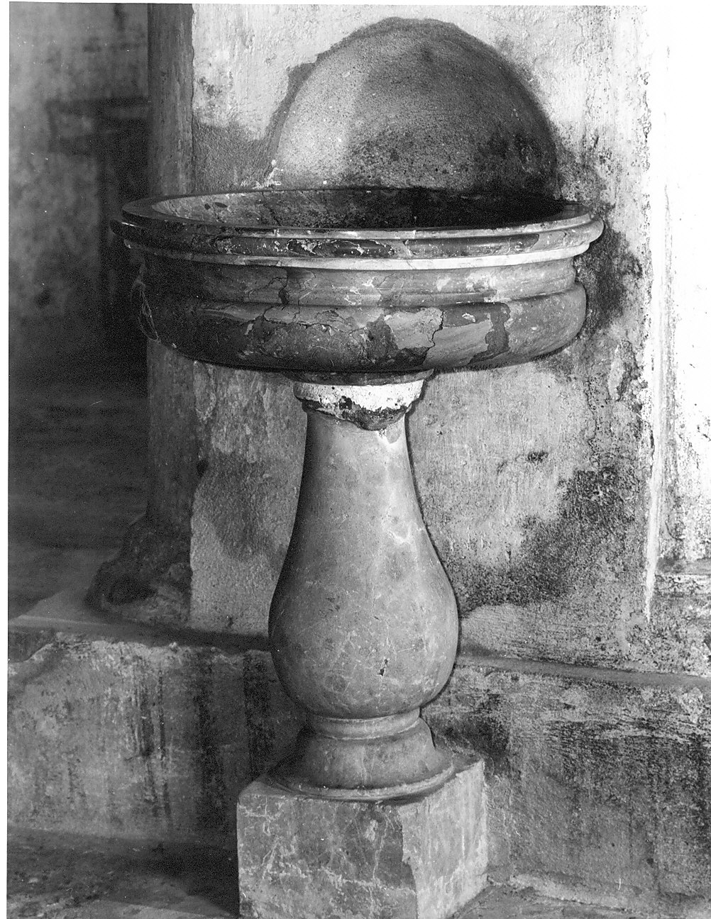 acquasantiera - a fusto, opera isolata - bottega lombarda (inizio sec. XVIII)