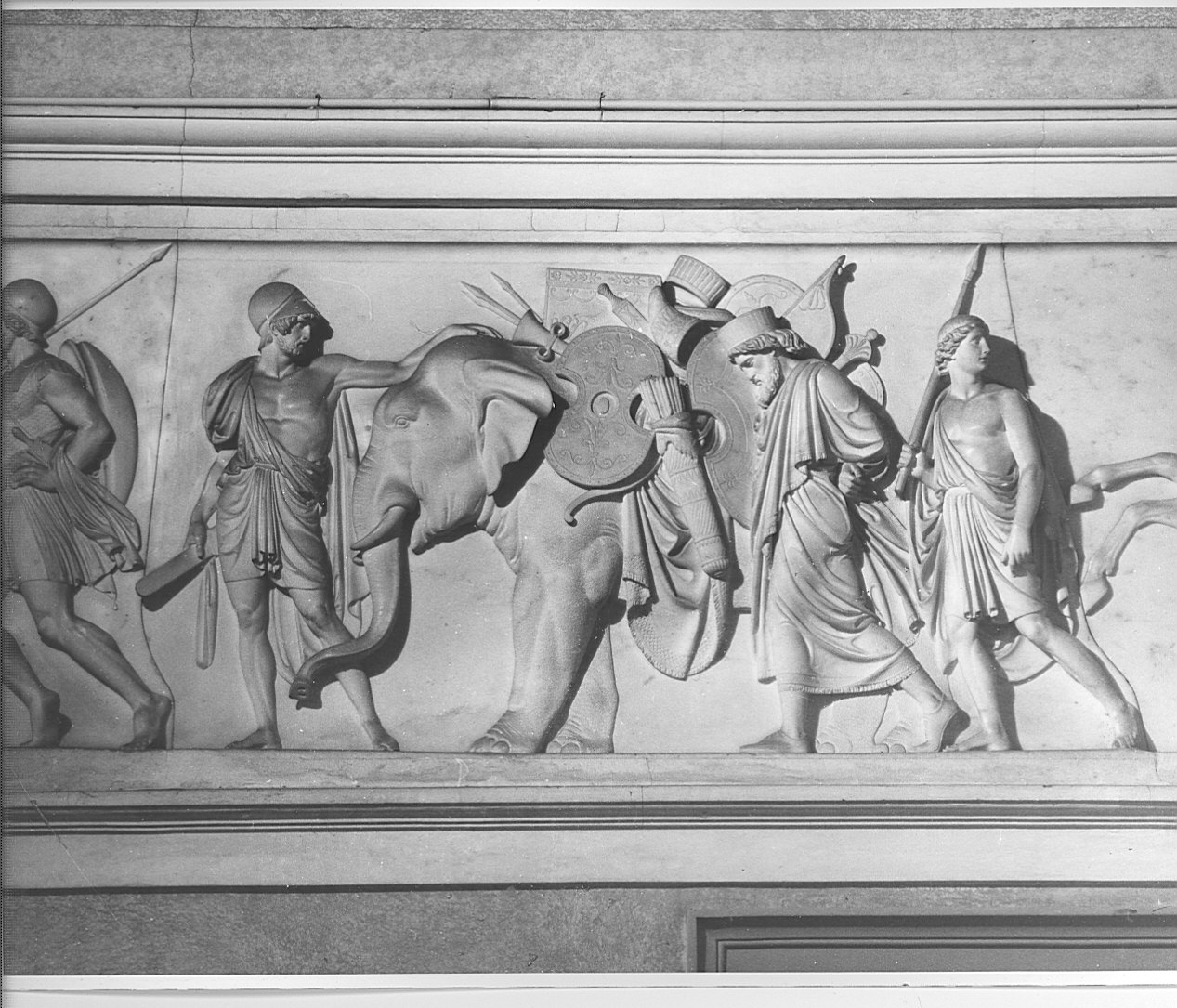 elefante con spoglie di guerra e il satrapo di Gaza prigioniero (rilievo, opera isolata) di Thorvaldsen Bertel (sec. XIX)