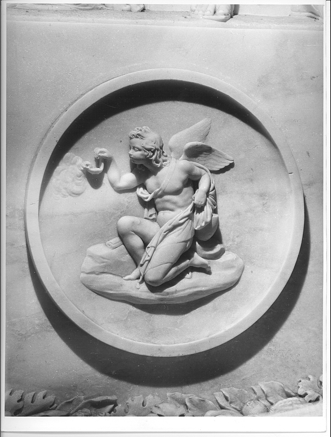 genietto della morte (rilievo) di Marchesi Pompeo (sec. XIX)