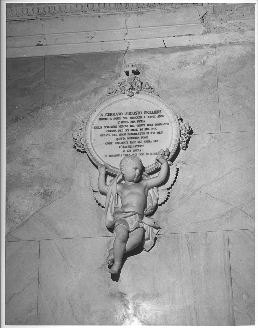 angelo che regge un medaglione (monumento funebre, opera isolata) di Puttinati Alessandro (sec. XIX)