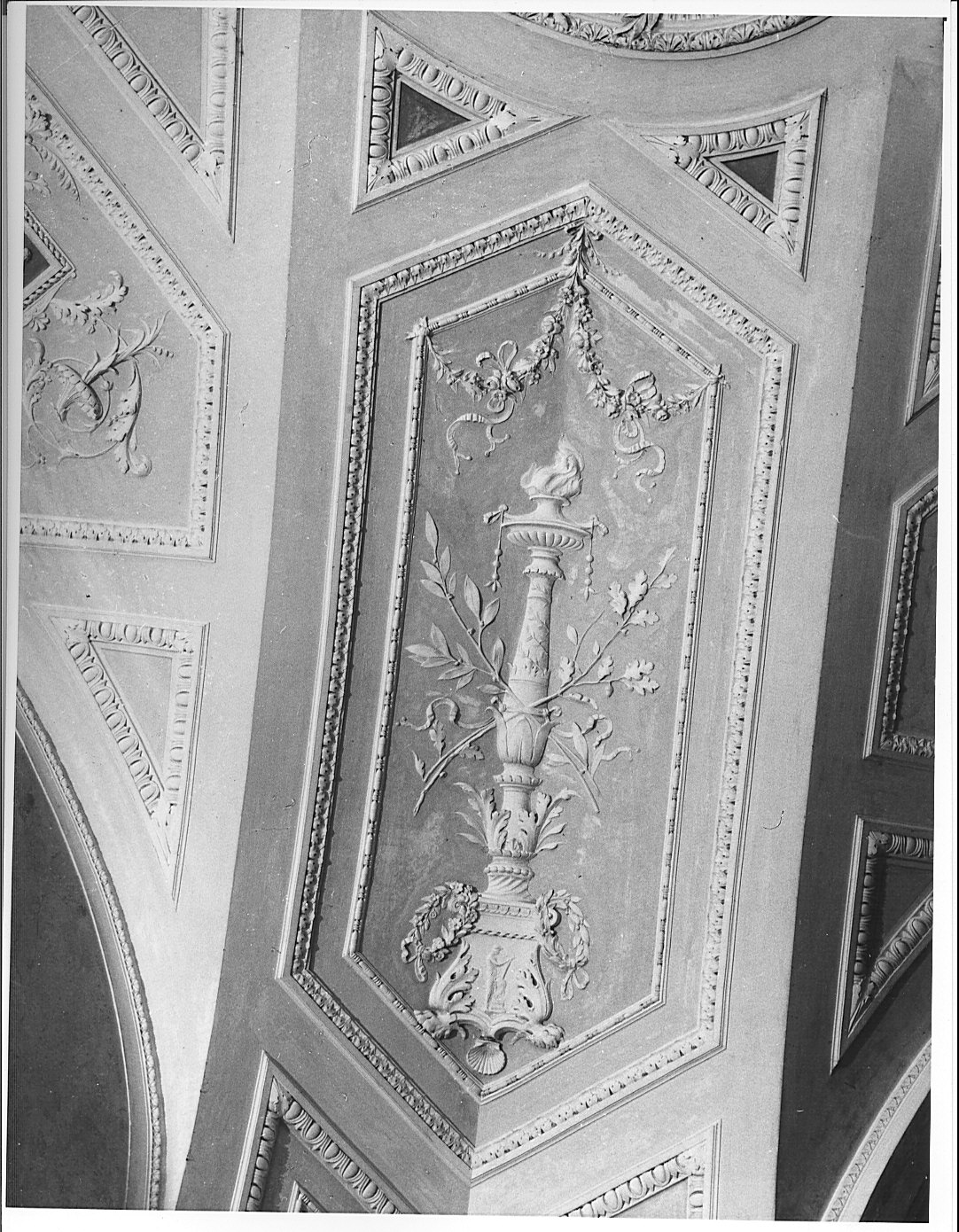 motivi decorativi a candelabra (decorazione plastico-pittorica, elemento d'insieme) - bottega lombarda (sec. XX)