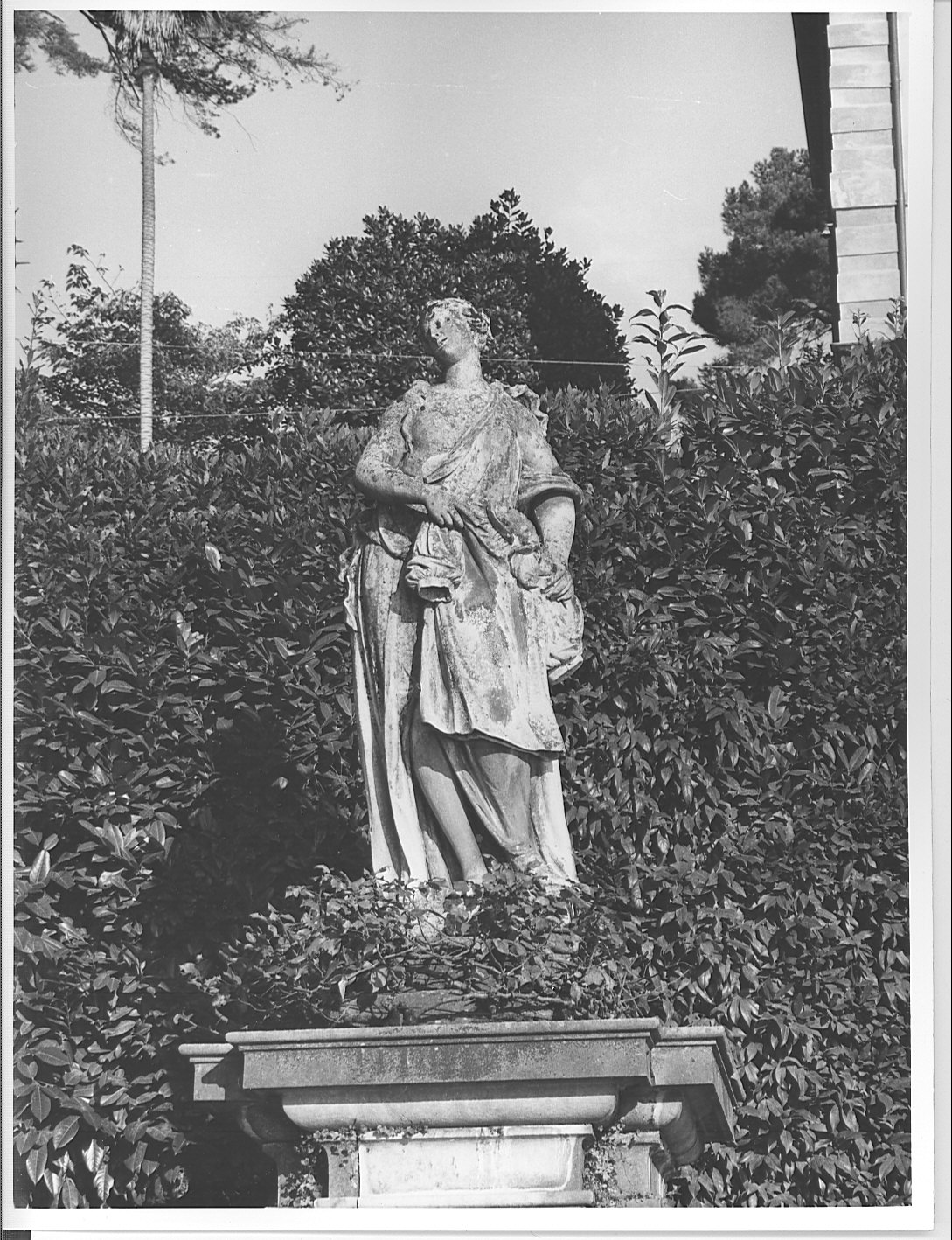 Dejanira (statua - da giardino, opera isolata) - bottega lombarda (sec. XVIII)