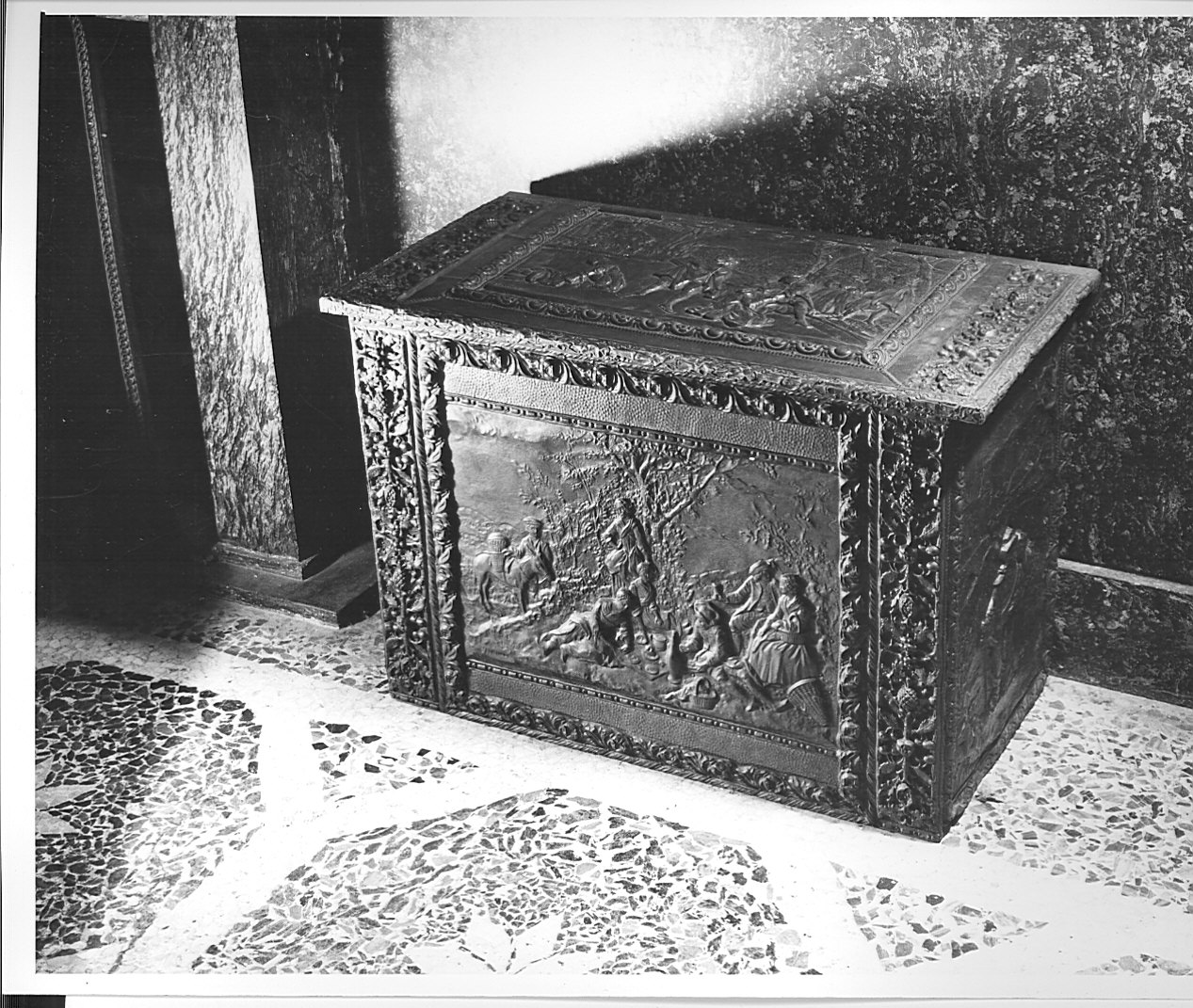 cassapanca, opera isolata - bottega tedesca (seconda metà sec. XIX)