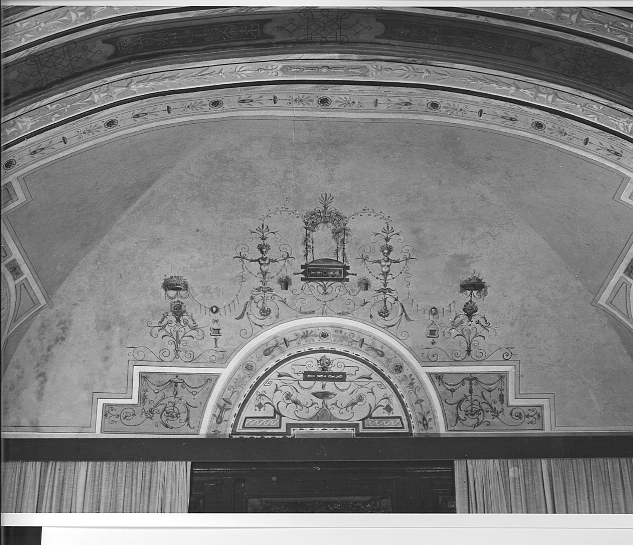 motivi decorativi a grottesche (dipinto murale, elemento d'insieme) - ambito lombardo (sec. XX)