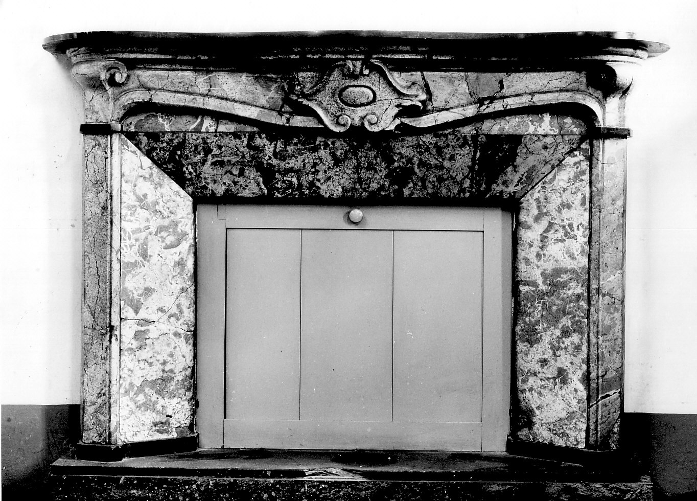 mostra di camino, opera isolata - bottega lombarda (secc. XVIII/ XIX)