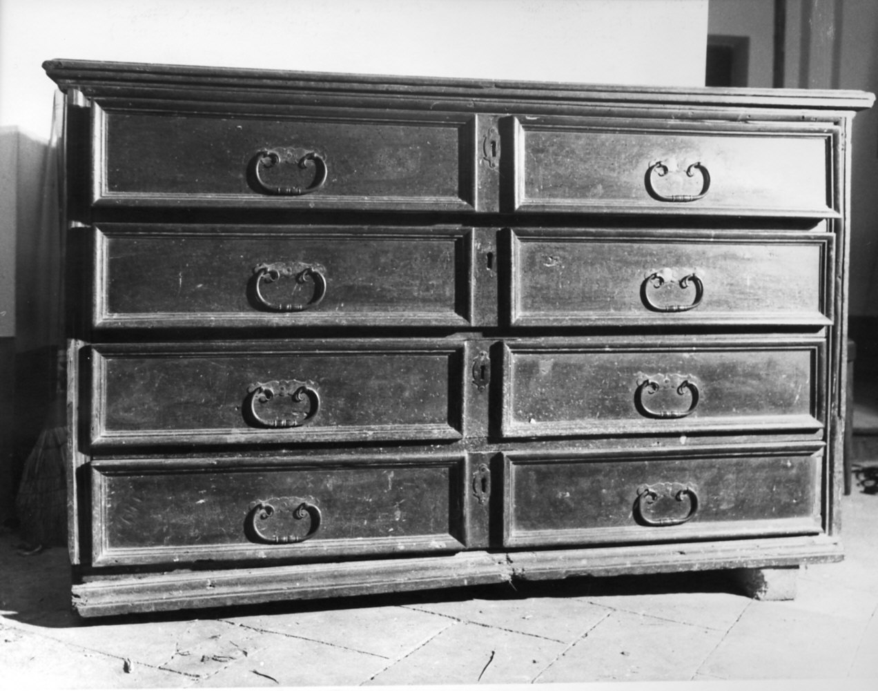 cassettone, opera isolata - bottega lombarda (secc. XVII/ XVIII)