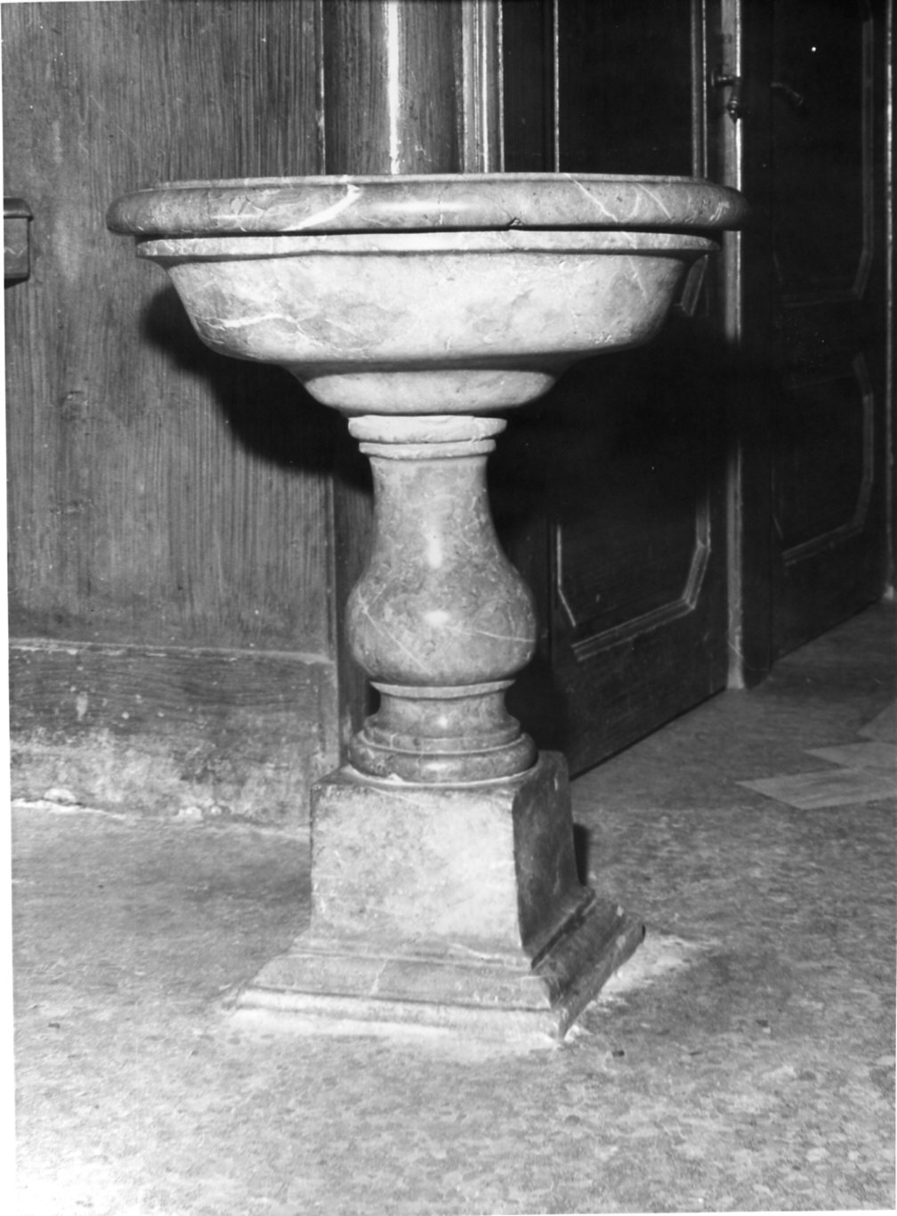 acquasantiera - a fusto, opera isolata - bottega lombarda (fine/inizio secc. XVII/ XVIII)