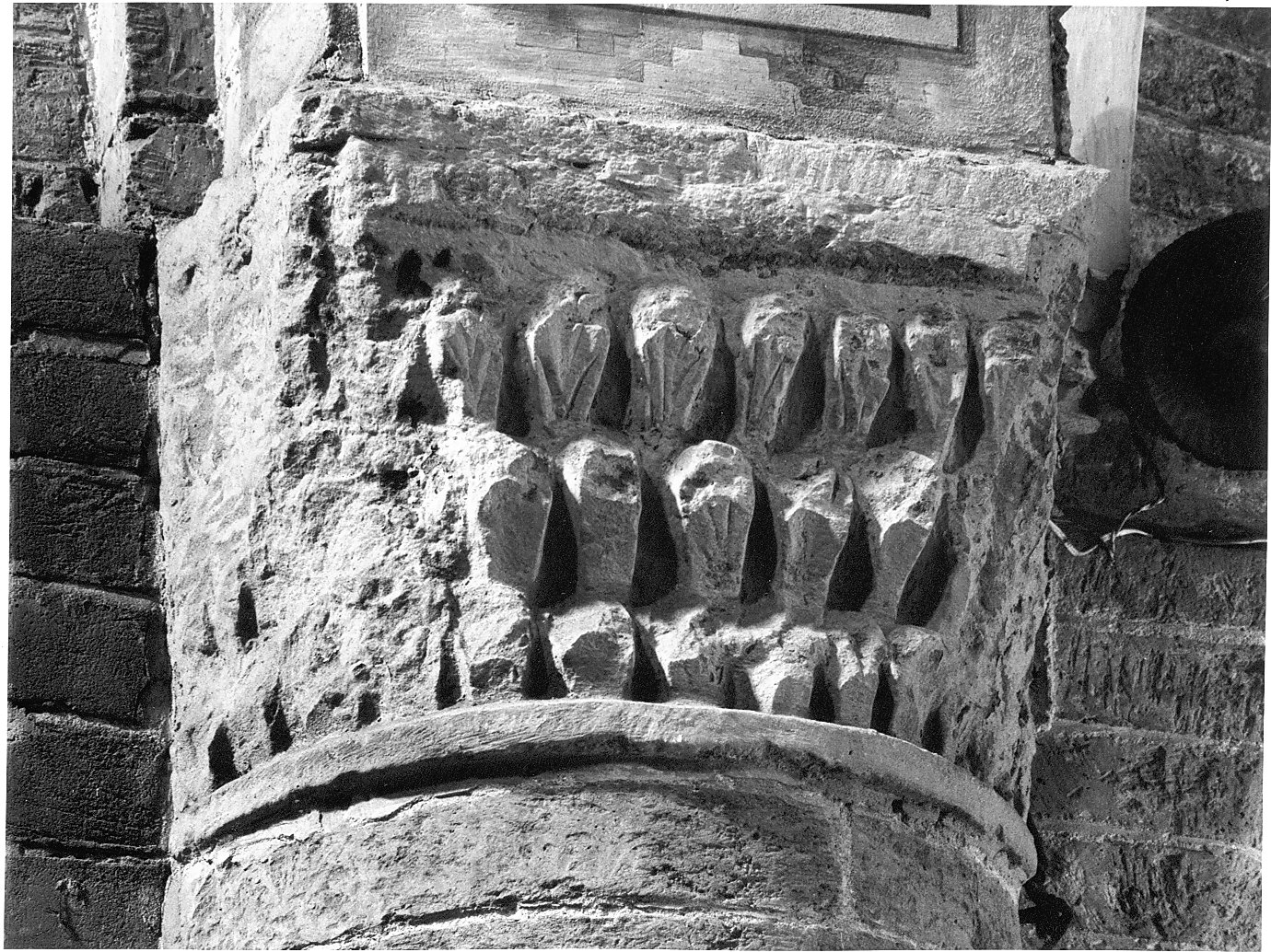 capitello, opera isolata - bottega lombarda (fine/inizio secc. XII/ XIII)