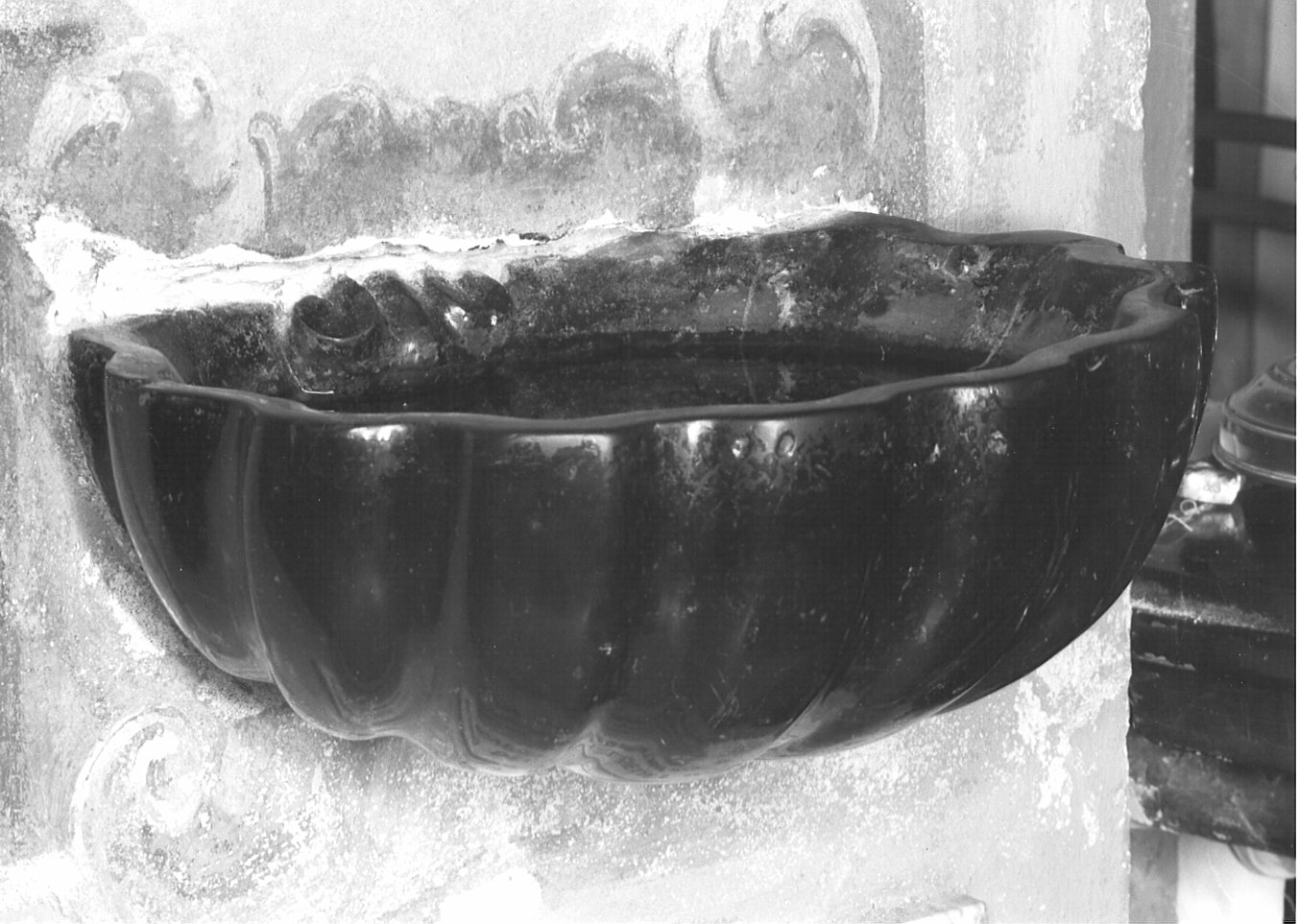 acquasantiera - a conchiglia, coppia - bottega lombarda (sec. XVIII)