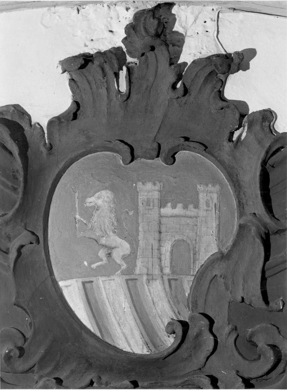 stemma gentilizio (medaglione ornamentale, serie) - bottega valtellinese, ambito valtellinese (seconda metà, inizio sec. XVIII, sec. XIX)