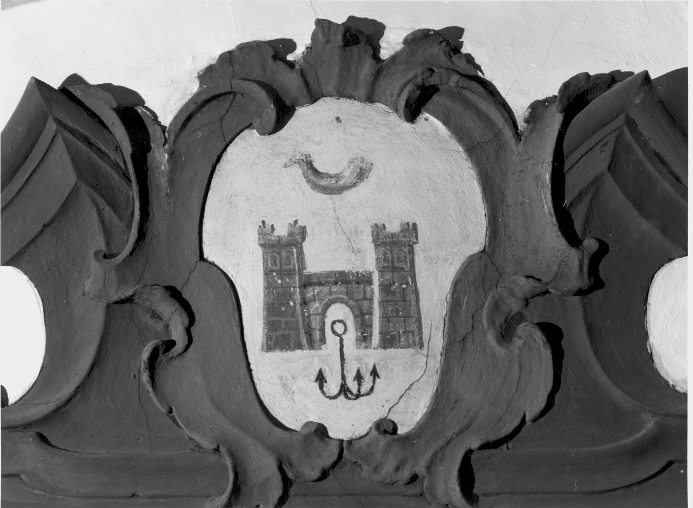 stemma gentilizio Vicedomini di Cosio (medaglione ornamentale) - bottega valtellinese, ambito valtellinese (seconda metà sec. XVIII)