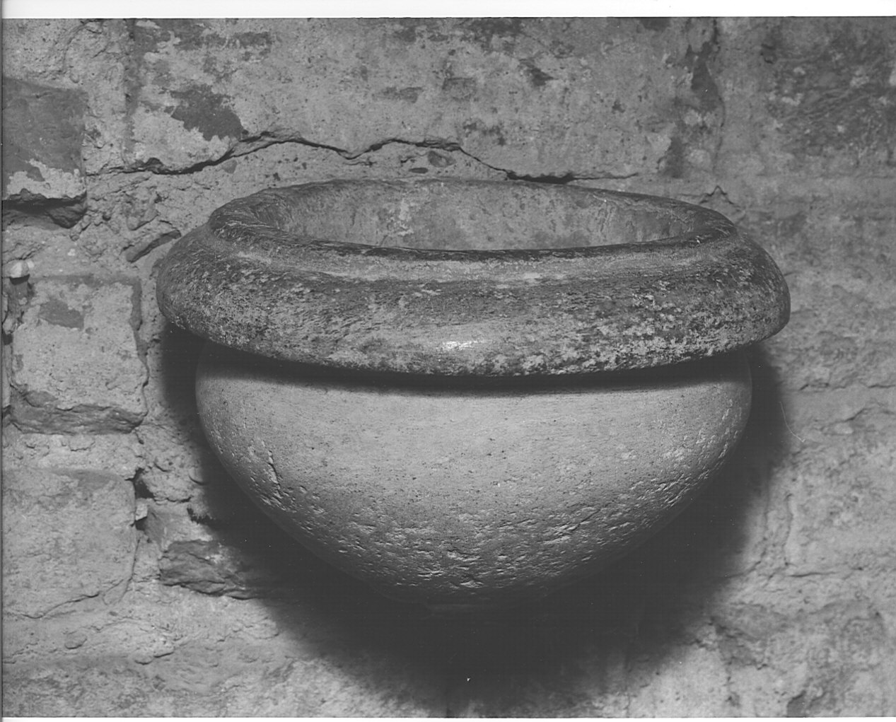 acquasantiera - da parete, opera isolata - bottega lombarda (fine/inizio secc. XVI/ XVII)