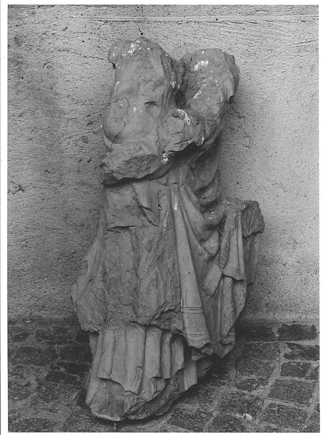 Madonna con Bambino in trono (scultura, frammento) - bottega lombarda (sec. XIV)