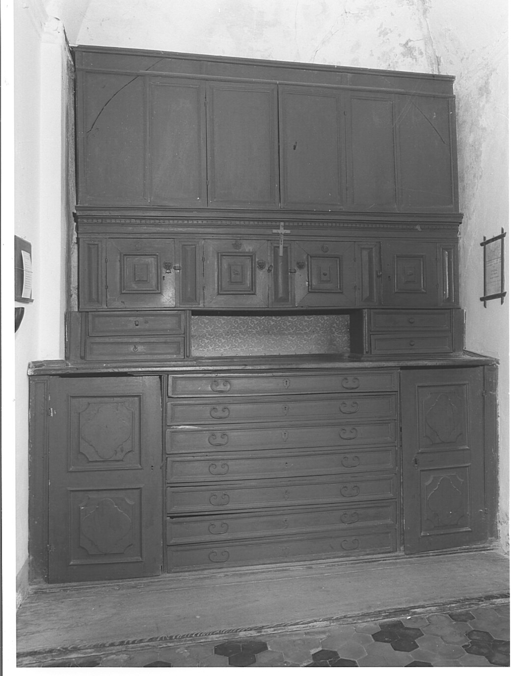 armadio da sacrestia, opera isolata - bottega lombarda (secc. XVII/ XVIII)