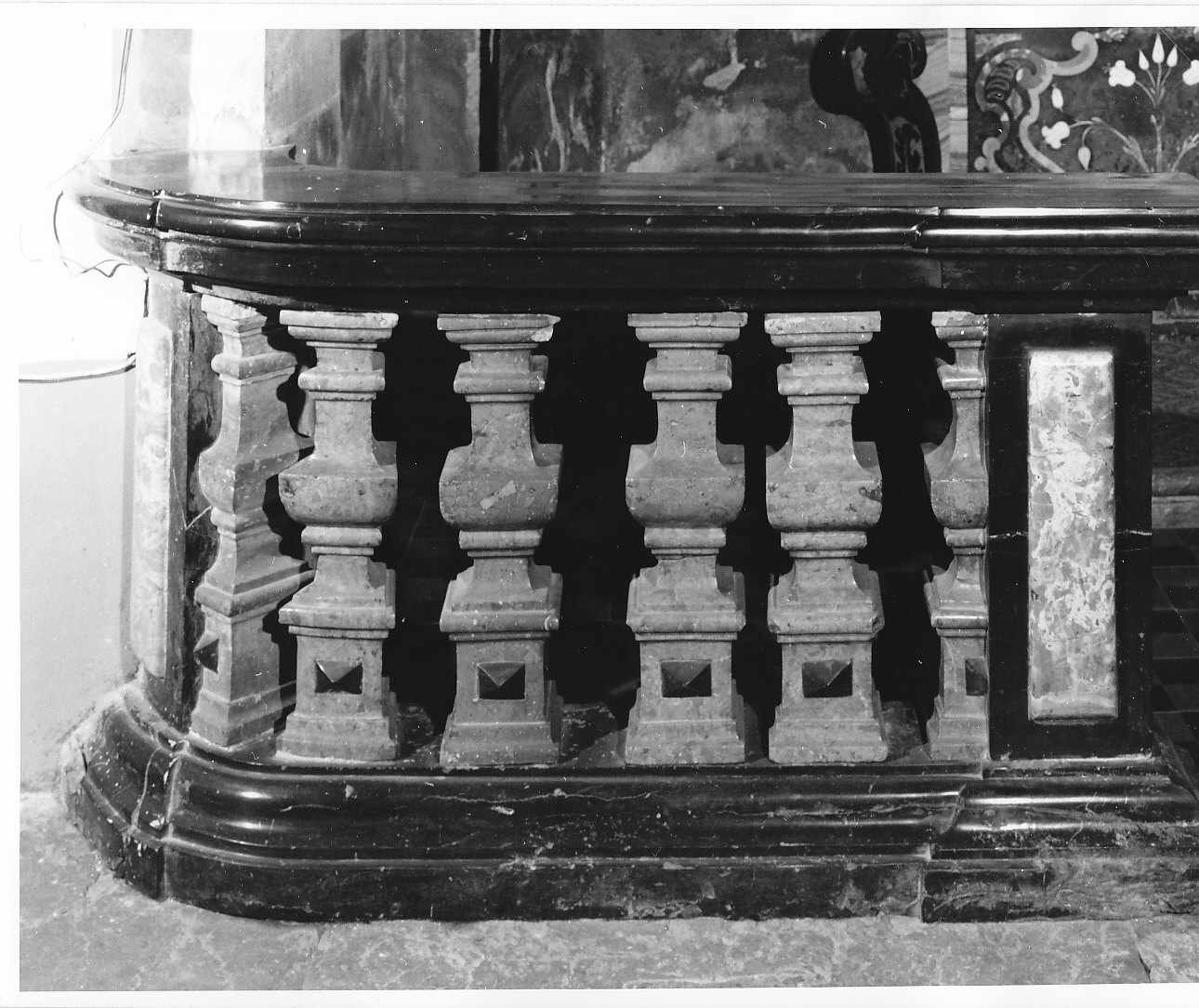 balaustrata di cappella, coppia - bottega lombarda (seconda metà sec. XVII)